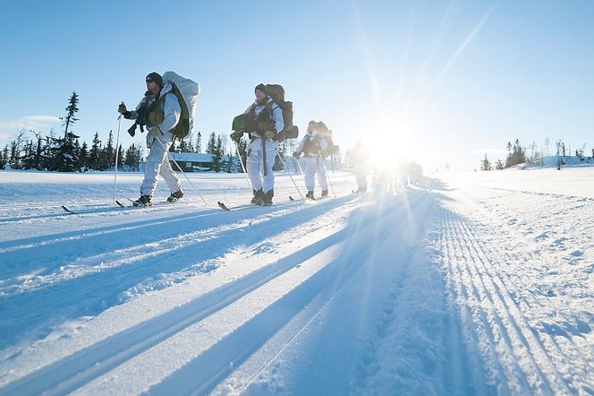 Ekte soldater: Cyberutdanningen i Forsvaret er ikke for pyser. Studentene må gjennom harde øvelser i felt gjennom utdanningsløpet.