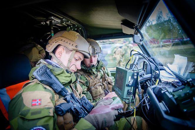 Spekket med utstyr: Moderne krigføring er i stadig større grad avhengig av informasjonsteknologi, og studentene øver på realistiske feltsituasjoner.