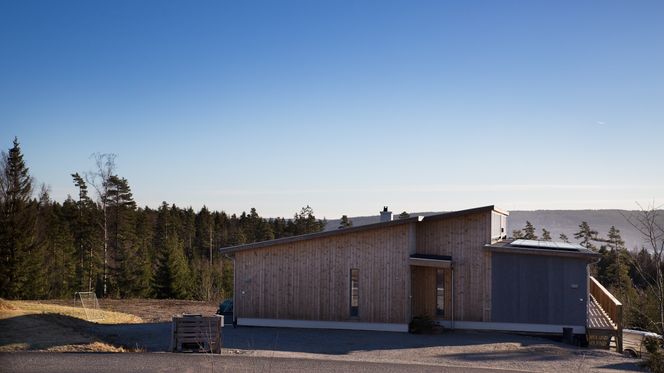 God magefølelse: I april 2015 flyttet familien Marken-Mjølnerød inn i det splitter nye passivhuset. Om få måneder vet de om de også bor i et plusshus. – Jeg tror vi ligger på pluss-siden. Men det er bare en magefølelse, sier Marken-Mjølnerød. Foto: Eirik Helland Urke