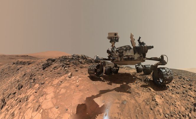 Fotografen: Mars-roveren Curiosity har tatt bildene som dekker 360 grader. Her tar den også en selfie. Foto: Foto
