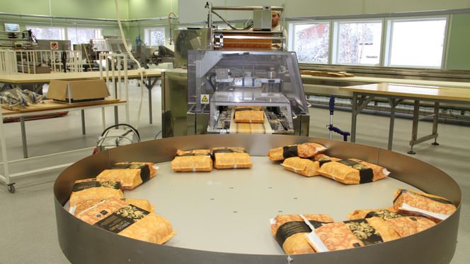 Rørosbakern investerte i automatisert produksjonslinje for et par år siden, og økte omsetningen. En konkurrent valgte i stedet å flytte produksjonen ut, noe som ikke ga ønsket effekt. Foto: Joachim Seehusen