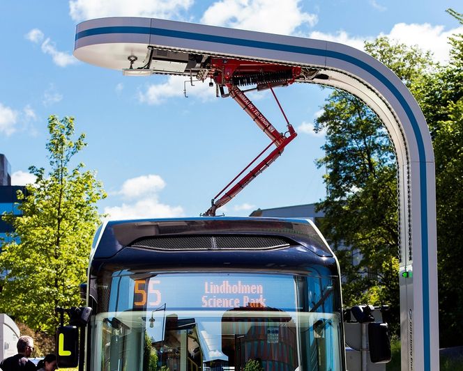 Pantografen som lader elbussens batterier er montert på ladestasjonen og senkes ned på kontaktpunktene på taket av bussen. Slik reduseres vedlikeholdet på bussene. Foto: Siemens