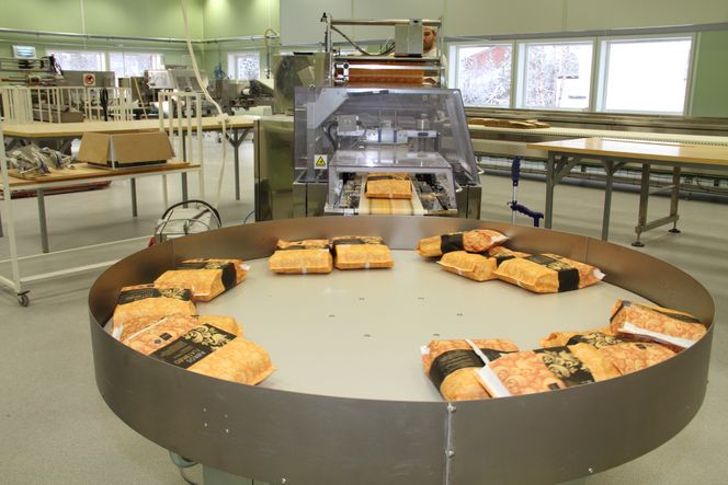 Pakkemaskinen er levert av MPack. Det starter med en papirrull, og ender med ferdig pakkete flatbrød i poser.