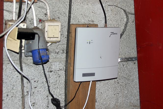 Systemet til 7Sense er trådløst, noe som gjør at sensorene kan flyttes rundt etter behov. Basestasjonen er plassert ute i potetlageret.