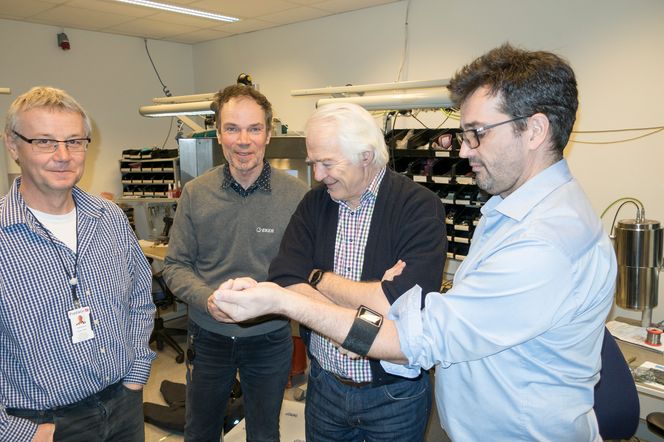 Fredrikstadteamet: Terje Karstang, Bård Eker, Steinar Sælid og Espen Krogh er noen av de som står bak den nye blodsensoren. Foto: Odd Richard Valmot