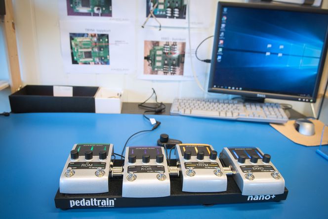 Produktrekken: Fire effektpedaler sørger for at gitaristen finner sitt lydbilde. Bak pedalene ses fjernkontrollen. Foto: Havard Zeiner