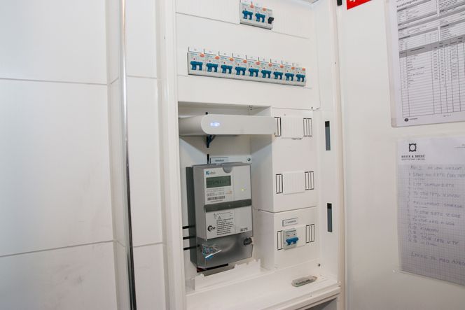 Gatewayen settes i sikringsskapet og alt er standarisert. Den får direkte strøm og kommuniserer trådløst med alle bryternei huset. Foto: TU Story Labs