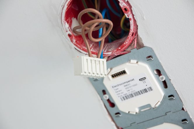 Bryterne er enkle å koble opp - koblingsboksen bruker Wago-klemmer, og kontakten kan lett plugges inn i Smartly-modulen. Foto: TU Story Labs