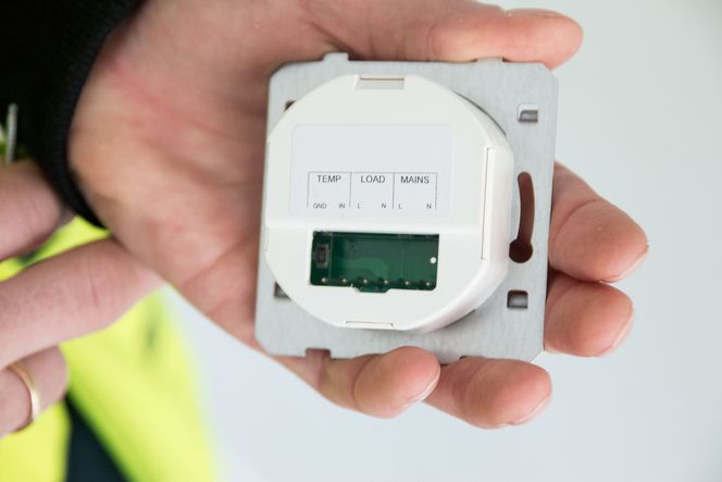 Strømkablene settes rett inn. Modulen er lik uansett om den brukes til en bryter eller termostat. Foto: TU Story Labs