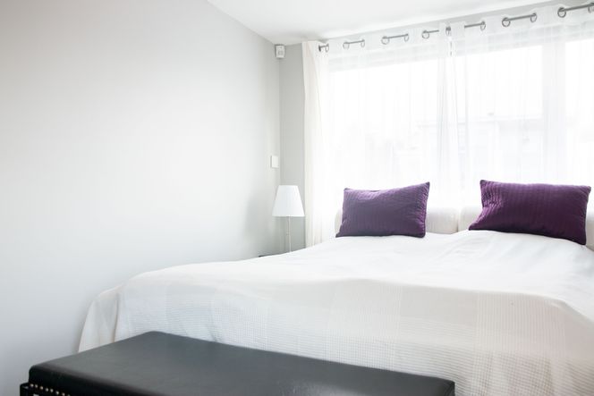 Soverommet har en egen bryter ved sengen der man kan aktivere dag og natt-modus, slik at eieren slipper å gå ned til hovedpanelet. Foto: TU Story Labs