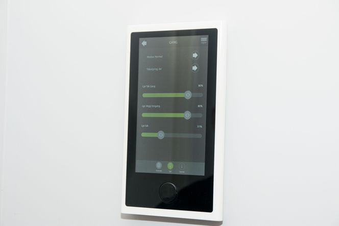 Hovedpanelet i gangen er hjertet av systemet, det er der brukeren kan styre og sette opp absolutt alt. Grensesnittet speiler det brukeren ser i appen på smartmobilen. Foto: TU Story Labs