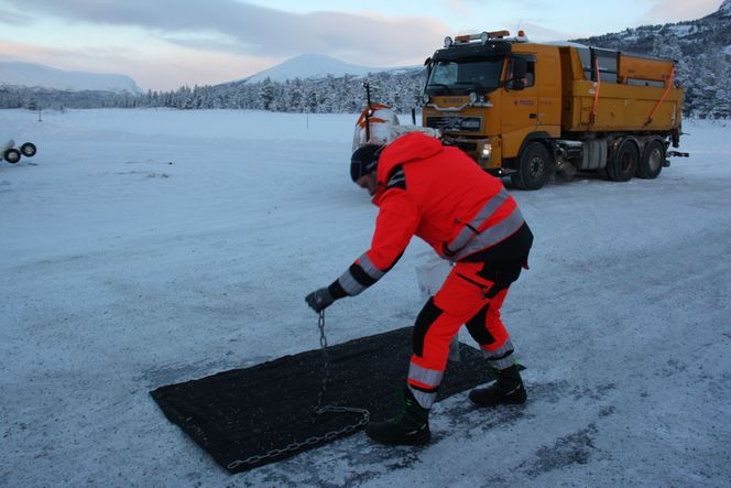 Her kalibreres sandsprederne før testkjøriing. Foto: Reidun Øverland