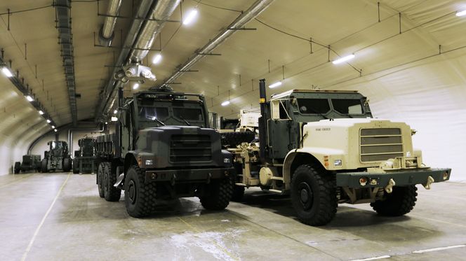 Noen av de nærmere 300 lastebilene  Foto: Torbjørn Kjosvold / Forsvaret