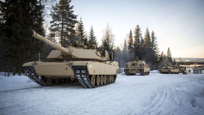 Tre M1A1 Abrams og en Hercules beringsvogn. Foto: Anette Ask/Forsvaret