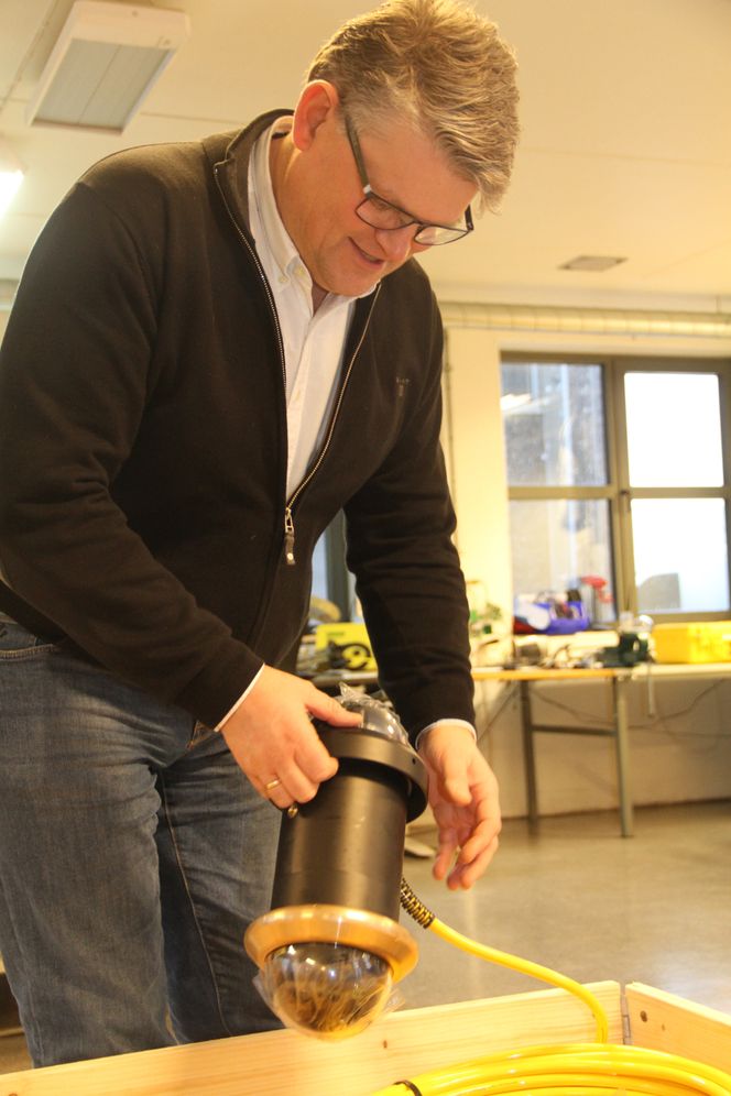 Teknologidirektør Tore Obrestad i Akva Group med et kamera selskapet har under utvikling for oppdrettsanlegg. Foto: Joachim Seehusen