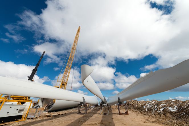 Rotorbladene til de 278 Vestas-turbinene får et vingespenn, eller rotordiameter, på 117 meter. Illustrasjonsbildet viser rotorblader som venter på å bli montert i Raggovidda vindpark i Berlevåg. Illustrasjonsbilde. Foto: Bjarne Riesto