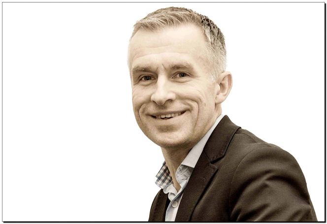 Tomas Pinås hos Sigma Mobility regner med at butikken kommer til å gå rundt ved årsskiftet. Bilde: Pressefoto
