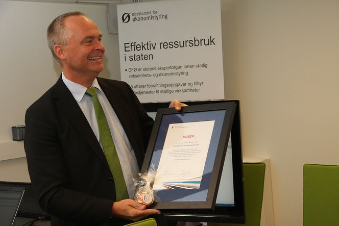 Direktør Øystein Børmer og DFØ er hedret med en symbolsk dusør for den nye appen som reduserer tidkrevende skjemajobbing ved skrivebordet. Bilde: Espen Zachariassen