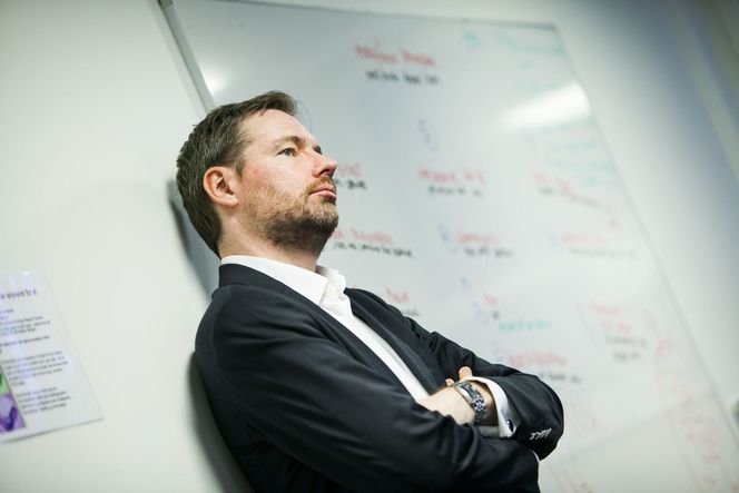 Oddgeir Hvidsten står ved oppsummeringstalven der teamet forsøker å koke ned sine funn. Dette skal inngå i en rapport til skattemyndighetenes ledelse - og kan være med på å endre alt fra lovgivning til metodebruk. Bilde: Per Ervland