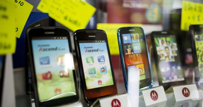 Huawei har store ambisjoner med blant annet sine mobiltelefoner. Nå skal de få finsk hjelp. Bilde: Brent Lewin/Bloomberg via Getty Images / All Over Press