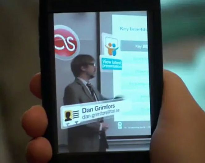 Recognizr fra Polar Rose bruker mobiltelefonens kamera til straks å gjenkjenne foredragsholderen på ansiktet, og legger opp lenker til hans ulike profiler. (Fra demovideoen på Youtube.)