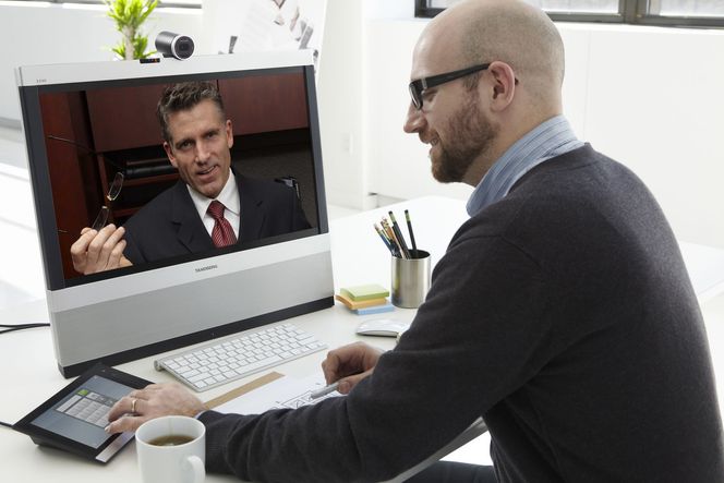 Tandberg EX90 tillater å møtes ansikt til ansikt over landegrensene uten å forlate kontoret. Skjermen kan også brukes av pc-en.