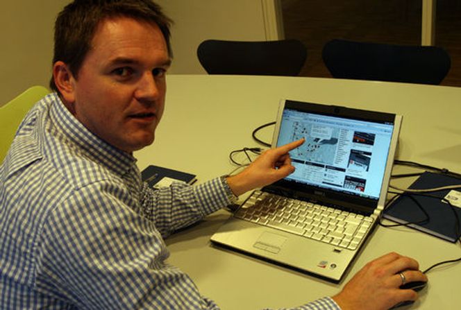 Nett- og utviklingsredaktør Rune Hafskjær peker på hendelser som er plassert i kart levert fra Google. Bilde: Marius Jørgenrud