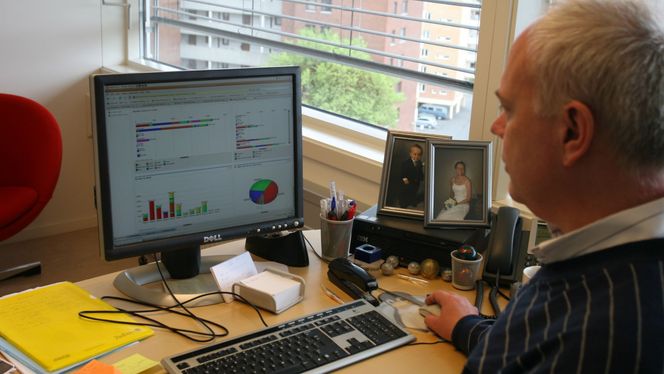 Linpro-sjefen viser frem SugarCRM. Operativsystemet han bruker er Ubuntu. Begge deler fri programvare, selvfølgelig.