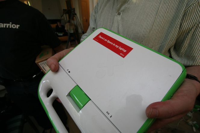 Håkon Wium Lies prototype ser nesten lik ut. Plasten er glattere, og den har litt mindre minne.