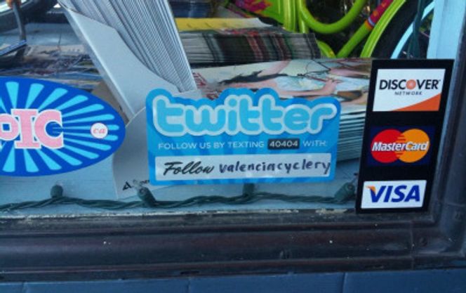 Vitrine fra lokal forretning som tilbyr kundeoppfølging via Twitter på SMS. Bilde: Twitter