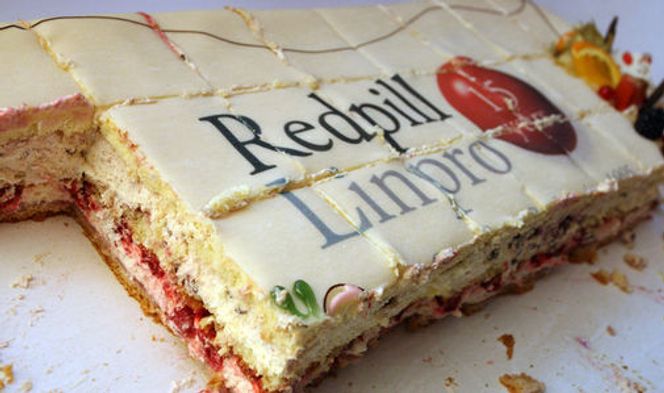 Redpill Linpro-kaken gikk unna da selskapet feiret sine første femten år. Samtidig kan selskapet feire at de har snudd resultatet fra fjorårets røde tall. Bilde: Marius Jørgenrud