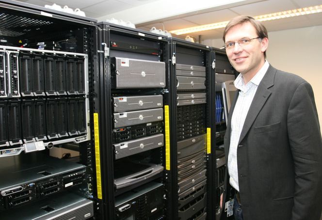 Produktsjef Inge Hjelmfoss i Dell Norge viser stolt frem selskapets «lekerom». Serverrommet benyttes blant annet i forbindelse med seminarer og kurs. Bilde: Marius Jørgenrud