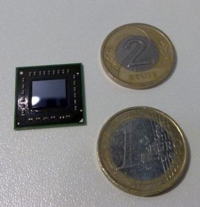 AMD Fusion APU sammenlignet med mynter (2 zloty og 1 euro) Bilde: AMD