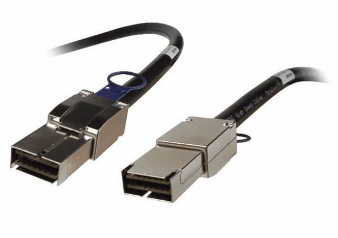 Kobberkabler med SFF-8642-kontakter for 100 Gigabit Ethernet. Bilde: Siemon