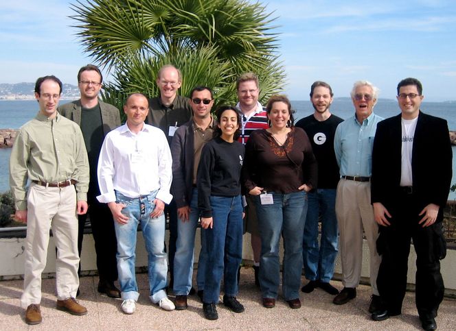 Gruppebilde fra et møte i W3Cs CSS Workgroup i 2006. Ian Hickson står som nummer tre fra høyre. På bildet er også, fra venstre, David Baron, Håkon Wium Lie, Cesar F. Acebal, Bert Bos, Daniel Glazman, Elika Etemad, Kevin Lawver, Molly E. Holzschlag, Steve Zilles og Tantek Çelik. Bilde: Molly E. Holzschlag (CC BY-SA 2.0)