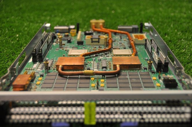 Kjølingen er laget slik at hver server kan løsnes fra vannforbindelsen like enkelt som fra de øvrige kontaktene. Bilde: IBM