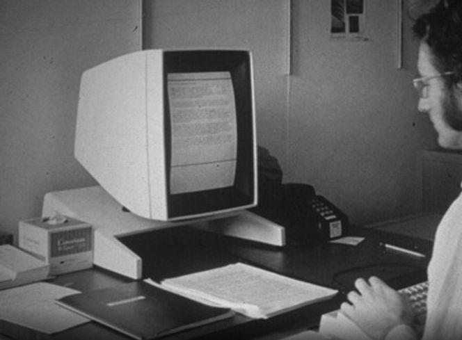 Xerox Alto regnes som den første personerlige arbeidsstasjonen. Den hadde grafisk brukergrensesnittm mus og nettverksstøtte i 1973. Bilde: Xerox PARC