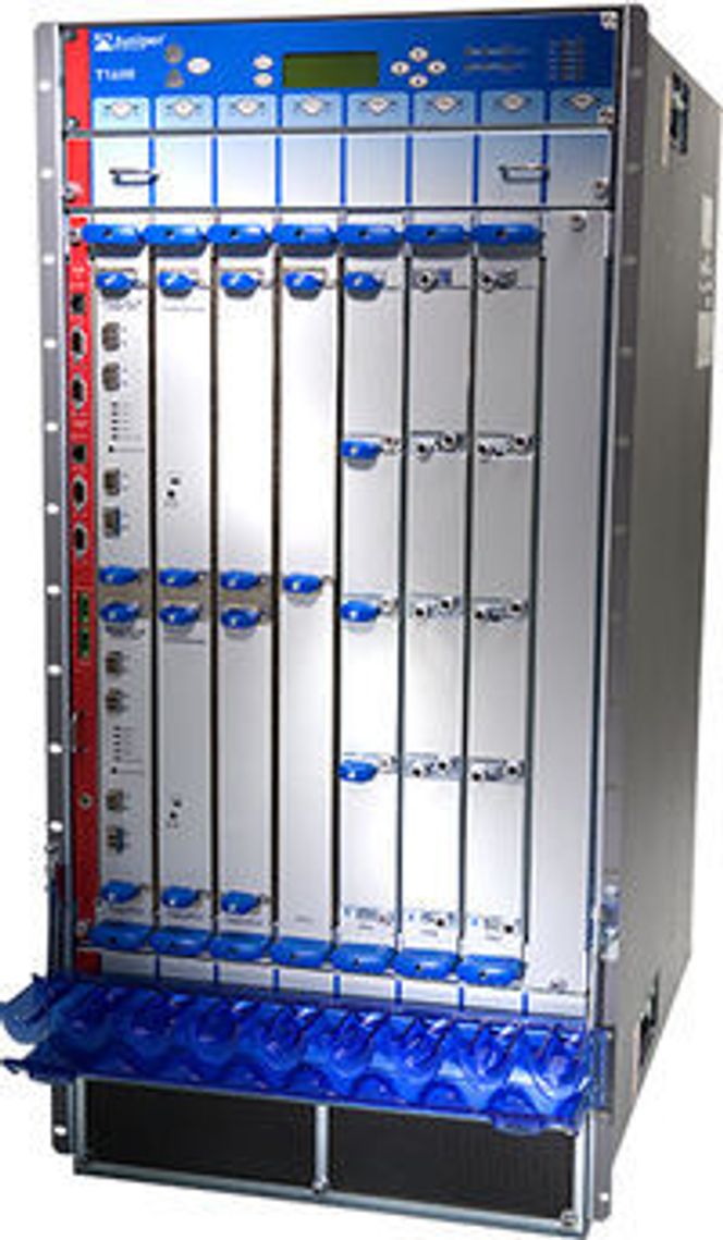 T1600-ruteren fra Juniper kan nok levere superbredbånd til The Gathering også i fremtiden. Boksen yter totalt 800 Gbits/s hver vei, langt mer enn de 30 Gbit som årets datatreff får. Boksen veier rundt 300 kilo og måler 44.27 x 95.12 x 78.74 cm.