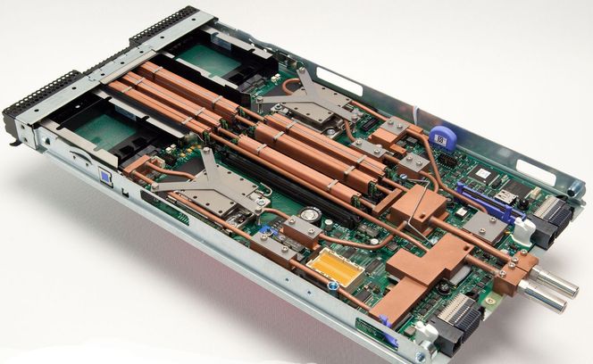 Vannkjølt IBM BladeServer HS22 for bruk i Aquasar. Bilde: IBM Research Zürich
