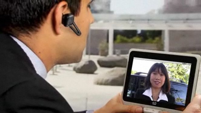 Cius som mobil videotelefon, er med tale over Bluetooth øretelefon. Bilde: Cisco