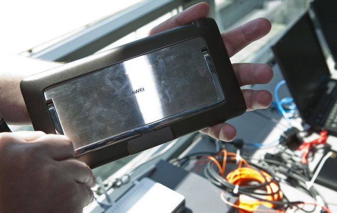 Baksiden av Huawei S7 avslører at produktet har en utfellbar støttearm. Brettet lå for øvrig godt i hendene våre og fremstod med god byggekvalitet. Bilde: Per Ervland