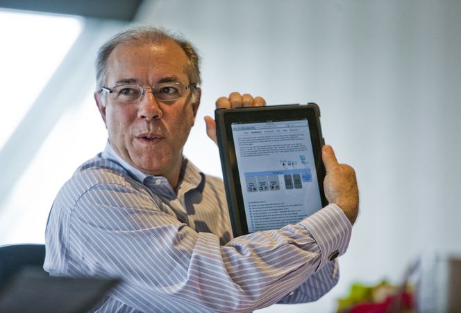 Mark Templeton er betatt av evnen iPad gir ham til alltid å hente fram informasjon, her via det trådløse lokalnettet på Grand Hotel i Oslo. Bilde: Per Ervland