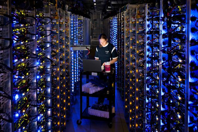 Denise Harwood ved Googles datasenter i The Dalles, Oregon, diagnosiserer en overopphetet CPU. Bilde: Google/Connie Zhou