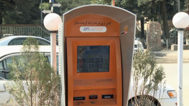 Framfor minibanker, preges Kabul av automater der mobiltelefonbrukere kan fylle opp sine kontantkort. Bilde: Nato TV