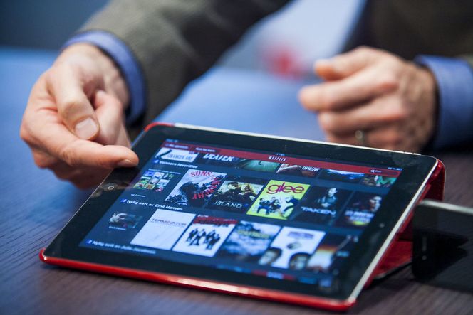 Netflixs algoritmer foreslår filmer og TV-serier basert på analyser av brukernes preferanser. Her demonstrerer selskapet sine tjenester på en iPad. Bilde: Per Ervland