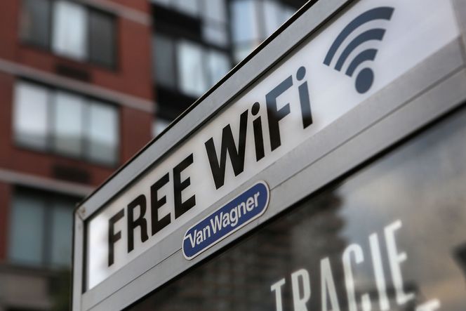 Med 24 prosent av verdens samlede rikdom (brutto nasjonalprodukt) har USA bare 14 prosent av verdens samlede båndbredde. Tilbud om gratis WiFi fra aksesspunkter i telefonkiosker i storbyen New York kan betraktes som et forsøk på å ta igjen land som Russland, Korea og Kina, som alle har en langt høyere andel av verdens båndbredde enn de har av verdens rikdom. Bilde: John Moore/Getty Images / All Over Press