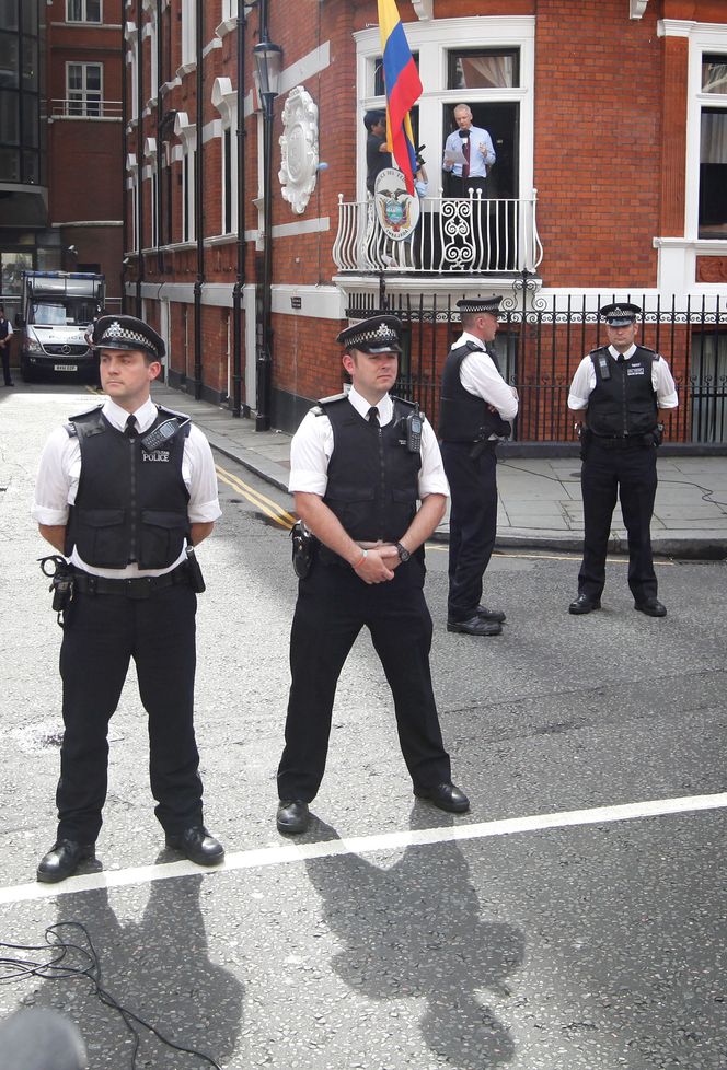 Julian Assange holder her en appell fra balkongen i Ecuadors ambassade i London, der Wikileaks-gründeren har søkt tilflukt. Bilde: Rosie Hallam/Getty Images/All Over Press