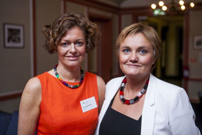 Seniorrådgiver Tone Hoddø Bakås (t.v) i NorSIS er prosjektleder for Nasjonal sikkerhetsmåned. Kampanjen frontes av IT-minister Rigmor Aasrud (t.h) som også åpnet konferansen «Sikkert nok». Bilde: Per Ervland