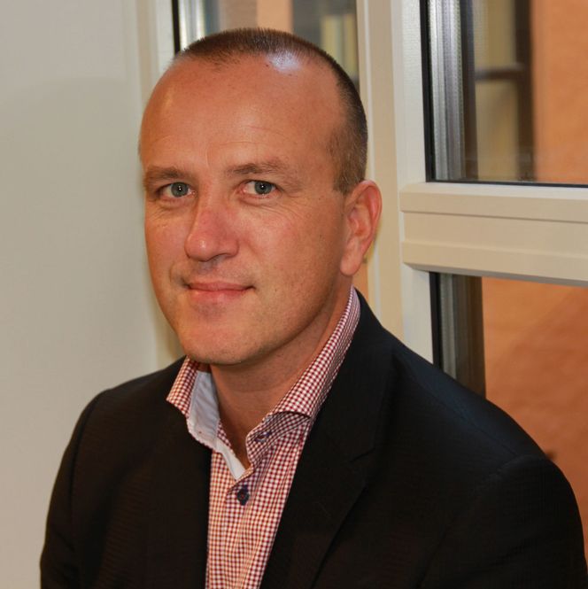 Ove Teigen er salgssjef i TrustNorway, et selskap etablert for å tilby infrastruktur til digitale lommebøker og NFC. Bilde: Harald Brombach