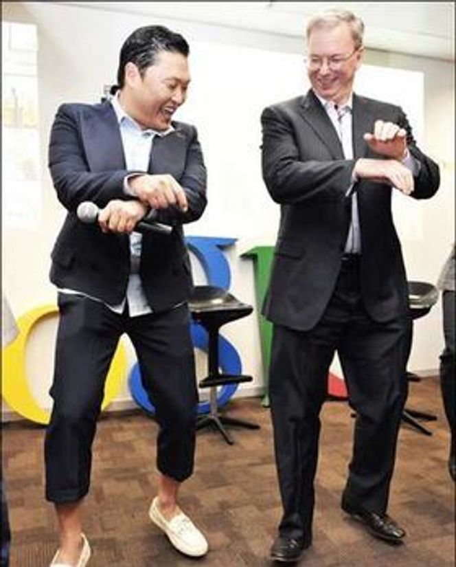 Eric Schmidt (t.h.) og artisten PSY danser Gangnam Style hos Google i Sør-Korea Bilde: Google Korea